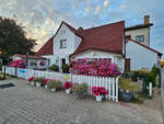 Ein Meer aus Petunien verziert dieses Haus im polnischen Ostseebad Chłopy.