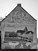 An dieser Gebudefassade wurde das historische Koszalin (Kzlin) verewigt.