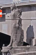 Der bewaffnete Ritter soll das Mittelalter darstellen, Statue steht am Pont des Arches in L�ttich, erstellt 1948.