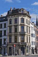 Ein weitere Eckhaus an dem Pont des Arches in L�ttich.