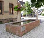 Lahr-Sulz, der historische Stockbrunnen vor dem Rathaus, der Brunnen mit dem 11 Tonnen schweren Steintrog wurde 1839 aufgestellt, wird von einer Quelle gespeist, Juli 2023