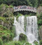 Die Teufelsbrcke mit Wasserfall whrend der Wasserspiele im Bergpark Wilhelmshhe in Kassel.