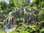 Der Steinhfer Wasserfall ist Bestandteil der Wasserspiele im Bergpark Wilhelmshhe in Kassel.