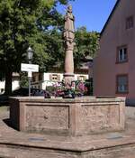 Elzach im Elztal, der Nikolausbrunnen, mit ber 400 Jahren der lteste Brunnen der Stadt, Juli 2022