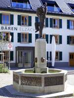 Elzach im Elztal, der Brunnen der Narrenzunft von 1969 am Brenplatz, Juli 2022