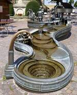 Donaueschingen, der Musikantenbrunnen vor dem Rathaus, vom Bildhauer B.Stirnberg, 1989 aufgestellt, Aug.2025