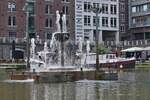 Brunnen im alten Hafen (Bassin) von Maastricht, wird heutzutage in den Sommer Monaten als Bootsliegeplatz genutzt.