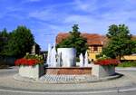 Biesheim im Oberelsa, Springbrunnen im Zentrum eines Kreisverkehrs, Aug.2024