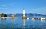 Lwe und Leuchtturm sumen die Hafeneinfahrt von Lindau.