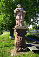 Riegel am Kaiserstuhl, das Nepomuk-Denkmal  von 1731, steht heute am Elzufer, Mai 2025