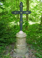 Wyhl am Kaiserstuhl, au�erhalb des Ortes im Auenwald am Rhein steht das Baron-Kritzli (Baron-Kreuz), erinnert an einen Jagdunfall, bei dem 1873 ein Baron erschossen worden ist, April 2025 