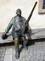 Suhl, vor dem Waffenmuseum steht diese Bronzeskulptur, aufgestellt 1989, erinnert an Herbert K�nig, ein Suhler Original, April 2025