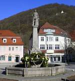 Suhl, auf dem Marktplatz steht Suhls Wahrzeichen, das Waffenschmieddenkmal, aufgestellt 1903, April 2025