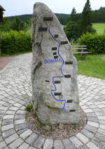 Furtwangen im Schwarzwald, der Stein mit dem Flu�verlauf steht an der Donauquelle, genauer an der Quelle der Brig, dem l�ngsten Quellflu� der Donau, Juli 2025