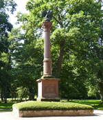 Donaueschingen, das Adlerdenkmal im Schlo�park, Aug.2025
