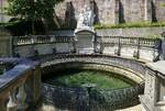Donaueschingen, die Donauquelle nahe dem F�rstenschlo�, mit der Skulpturengruppe  Mutter Baar mit Tochter Donau  von Adolf von Heer von 1895, Aug.2025