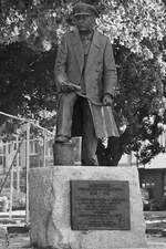 Dieses Denkmal ist dem Kommandeur Stanisław Mieszkowski, Kapitn des Hafens von Kolberg und Kommandant der Kriegsmarine gewidmet.