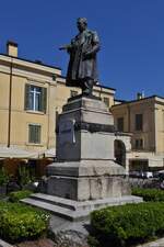 Statue auf der Piazza delle Pasque Veronesi in Verona am Corso Cavour.