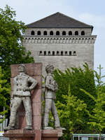 Das Drei-Mnner-Eck-Denkmal befindet sich auf dem Vorplatz des Haupbahnhofes in Wanne-Eickel.