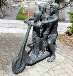 Suhl,  Rollerkinder  in Bronze gegossen von Stephan Horota 1975, aufgestellt nahe dem Herrenteich, April 2025