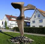 Unteruhldingen am Bodensee, Ph�nix, 700kg schwere und 3,90m hohe Bronzeskulptur von Oliver Ritter, April 2025