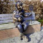 Forchheim, der Bronzegu� der Fasnetsfigur Schell-Mi sitzt auf dem Kirchplatz, M�rz 2026