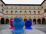 Ein buntes Vogeltrio im Innenhof des mittelalterlichen Castello Sforzesco.