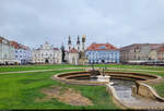 Piața Unirii in Timișoara (RO), mit dem serbisch-orthodoxen Vikariat (links), der serbisch-orthodoxen Christi-Himmelfahrts-Kathedrale, der Dreifaltigkeitssule sowie der