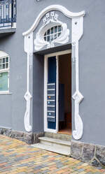 Die Eingangst�r des Jugendstilgeb�udes in der Helgolandsgade 37A in S�nderborg (Sonderburg auf deutsch) – sch�n verziert mit blumiger Ornamentik.