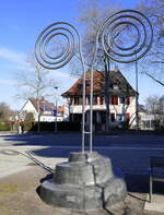 Freiburg-Mooswald, die  Httinger Stehle  vom Knstler Wolfgang Jakob, 2017 aufgestellt am Robert-Gumbach-Platz, erinnert an die ehemals hier ansssige Firma Httinger, Feb.2023