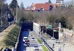 Freiburg, Ein-und Ausfahrtsportal des Schtzenallee-Tunnels am stlichen Ende, links die Gleise der Hllentalbahn, Feb.2022