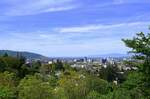 Freiburg, Blick vom Stadtteil Herdern auf die Stadt, dahinter die Rheinebene und rechts am Horizont die Vogesen, Mai 2021 