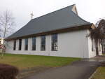 Kirchdorf an der Iller, Dreifaltigkeitskirche, erbaut von 1974 bis 1975, Altar und Tabernakel von der Werksttte Stlzle (22.01.2025)