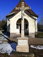 St.Peter im Schwarzwald, Christuskreuz vor der 1875 errichteten Soldaten-Kapelle St.Georg, Jan.2024