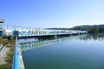 Burkheim, die Wehranlage am Rhein, erbaut 1962, reguliert den Wasserstand, Blick vom franzsischem Ufer, Sept.2023