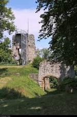 Blick auf die Burgruine Hohenhewen auf dem gleichnamigen Berg im Hegau.