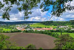 In Rebdorf, einem Ortsteil der Stadt Eichsttt, sticht das ehemalige Augustiner-Chorherrenstift (rechte Bildhlfte) hervor.