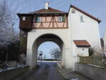 Illereichen, Grotor, quadratischer Ziegelbau mit groer rundbogiger Durchfahrt, erbaut im 16.