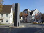 Illertissen, Blick auf den Brunnen an der Hauptstrae und Vhlinschloss (08.11.2020)