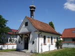 Illerbeuren, Kapelle Hettisried im Bauernhofmuseum, Massivbau aus Ziegelsteinen mit Sparrendach (15.08.2024)