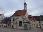 Mindelheim, Gruftkapelle am Kirchplatz, Doppelanlage mit dreiseitigem Schluss und Dachreiter, erbaut 1726 (11.01.2025)