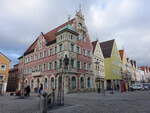 Mindelheim, historisches Rathaus am Marienplatz, ehemaliges Weberhaus, dreigeschossiger Satteldachbau in Ecklage mit Schweifgiebel und Eckerker, erbaut 1658, umgestaltet durch Eugen Drollinger 1897