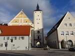 Mindelheim, Oberes Tor, fnfgeschossiger quadratischer Torturm mit tonnengewlbter Durchfahrt, erbaut um 1500 (11.01.2025)