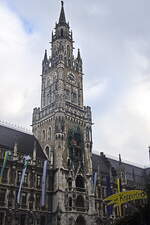 Das Glockenspiel im Neuen Rathaus am Marienplatz in Mnchen am 29.