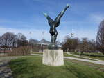 Mnchen, Skulptur Olympia Triumphans im Olympiapark (22.03.2025)