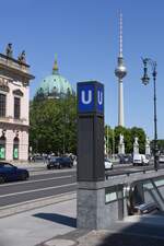 BERLIN, 17.05.2024, Blick von einem Eingang zur U-Bahn-Station Museumsinsel �ber die Stra�e Schlo�platz zum Fernsehturm am Alexanderplatz