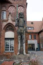 BRANDENBURG an der Havel, 29.09.2023, Roland-Statue vor dem Rathaus; sie gilt als Sinnbild der Stadtrechte