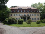 Waltersdorf, Gutsanlage mit Herrenhaus, erbaut 1790, zweigeschossiger Bau mit elf Achsen und einem Mansardwalmdach (09.06.2025)
