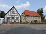 Kirchhain, Fachwerkhaus und Pfarrhaus in der Kirchstra�e (09.06.2025)
