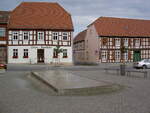 Wusterhausen/Dosse, Lilien Apotheke und Brunnen am Marktplatz (09.07.2012)